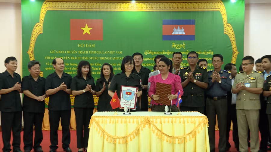 Ban Chuyên trách 2 tỉnh Gia Lai-Stung Treng trao biên bản thống nhất kế hoạch phối hợp triển khai lực lượng tìm kiếm, quy tập hài cốt liệt sĩ mùa khô 2023-2024. Ảnh: Đức Hải