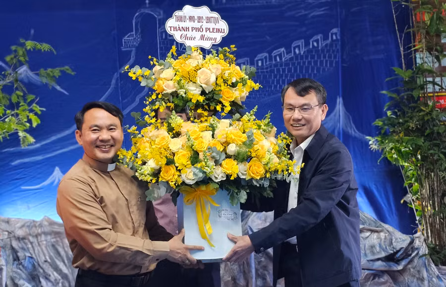 Bí thư Thành ủy Pleiku Trịnh Duy Thuân (bìa phải) thăm, chúc mừng Giáng sinh Giáo xứ Thánh Tâm (phường Phù Đổng). Ảnh: Bá Bính