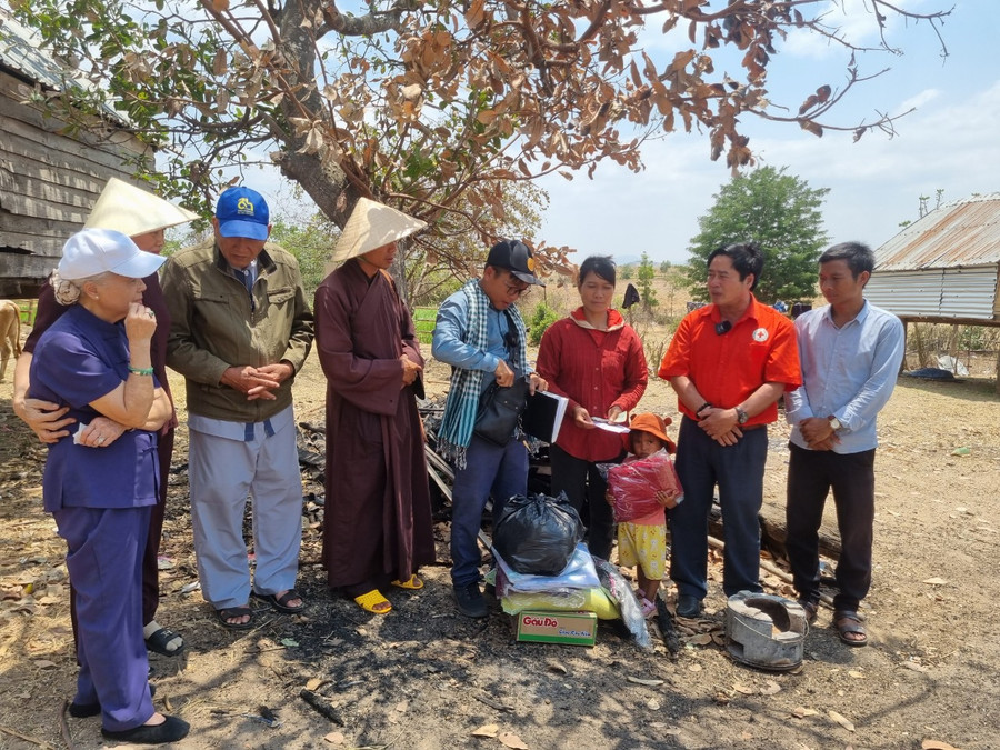 Đoàn công tác tặng quà cho gia đình bà Rmah H’Djơr, thôn Kinh Pêng, xã Chư A Thai, huyện Phú Thiện. Ảnh: Hồng Ngọc