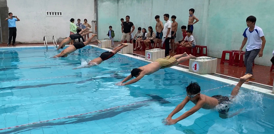 Các vận động viên tranh tài tại giải bơi. Ảnh: Quang Ngọc Các vận động viên tranh tài tại giải bơi. Ảnh: Quang Ngọc