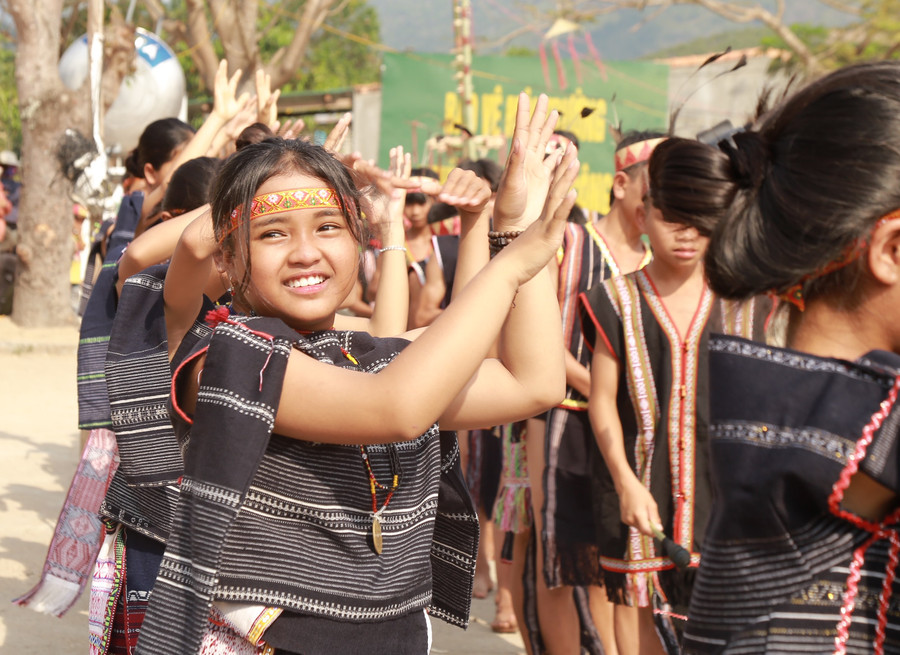 Cô bé Đinh Thị Đin say sưa hòa điệu xoang. Ảnh: Phương Linh