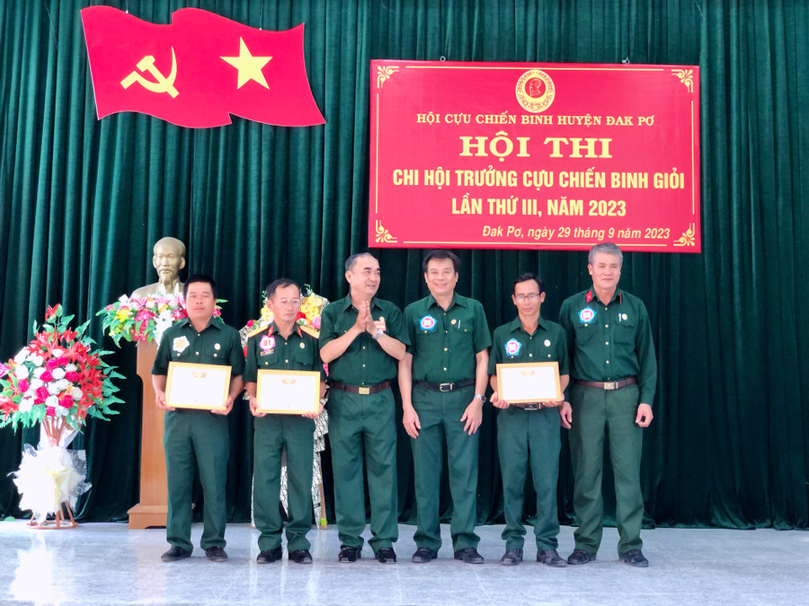 Ban tổ chức trao thưởng cho các đội xuất sắc tại hội thi. Ảnh: Lan Anh