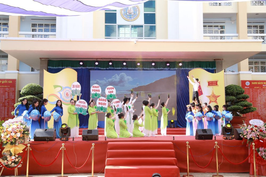 Những tiết mục văn nghệ chào mừng kỷ niệm 30 năm Ngày thành lập Trường THPT chuyên Hùng Vương được dàn dựng công phu, đặc sắc. Ảnh: Đức Phương