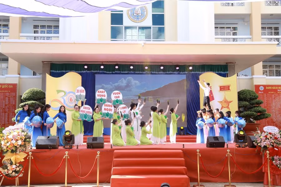 Những tiết mục văn nghệ chào mừng kỷ niệm 30 năm Ngày thành lập Trường THPT chuyên Hùng Vương được dàn dựng công phu, đặc sắc. Ảnh: Đức Phương