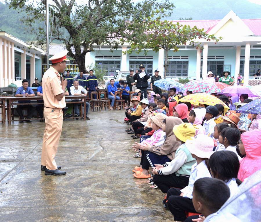 Chiến sĩ Cảnh sát Giao thông tuyên truyền pháp luật tại trường học. Ảnh: Bảo Hân Chiến sĩ Cảnh sát Giao thông tuyên truyền pháp luật tại trường học. Ảnh: Bảo Hân