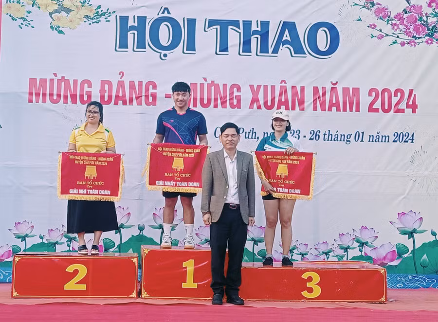 Ban tổ chức tặng cờ cho các đơn vị đạt giải cao tại hội thao. Ảnh: Minh Hải