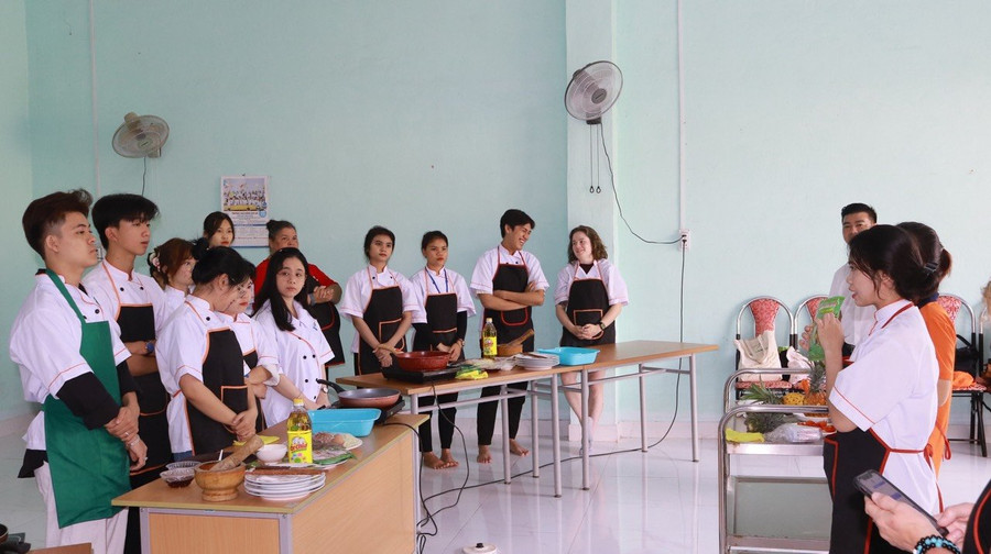 Giảng viên và sinh viên của 3 đơn vị còn có dịp giao lưu văn hóa ẩm thực, chia sẻ công thức nấu nướng một số món ăn Việt Nam và Canada. Ảnh: Nguyễn Thảo