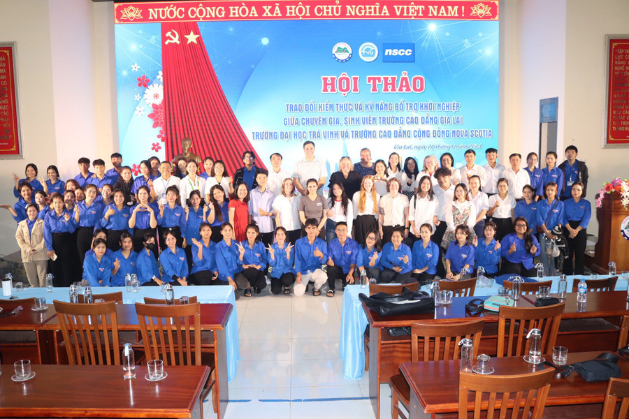 Các đại biểu tham dự hội thảo chia sẻ kỹ năng khởi nghiệp và giao lưu ẩm thực Việt Nam-Canada tại Trường Cao đẳng Gia Lai. Ảnh: Nguyễn Thảo