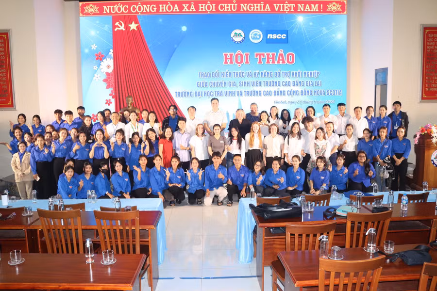 Các đại biểu tham dự hội thảo chia sẻ kỹ năng khởi nghiệp và giao lưu ẩm thực Việt Nam-Canada tại Trường Cao đẳng Gia Lai. Ảnh: Nguyễn Thảo