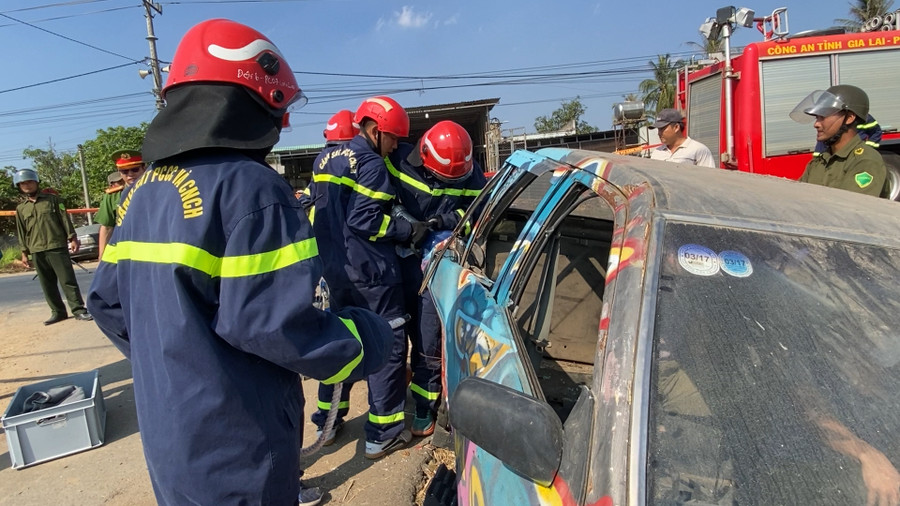 Lực lượng chức năng sử dụng thiết bị chuyên dụng phá cửa xe cứu nạn nhân tại buổi diễn tập. Ảnh: Nguyễn Sang Lực lượng chức năng sử dụng thiết bị chuyên dụng phá cửa xe cứu nạn nhân tại buổi diễn tập. Ảnh: Nguyễn Sang