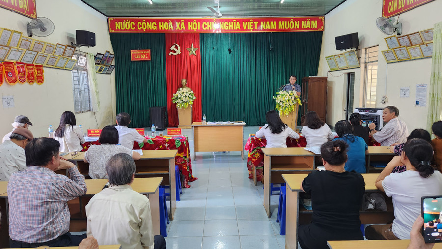 Quang cảnh buổi sinh hoạt Chi bộ tổ 2, phường Hoa Lư. Ảnh: Bá Bính Quang cảnh buổi sinh hoạt Chi bộ tổ 2, phường Hoa Lư. Ảnh: Bá Bính