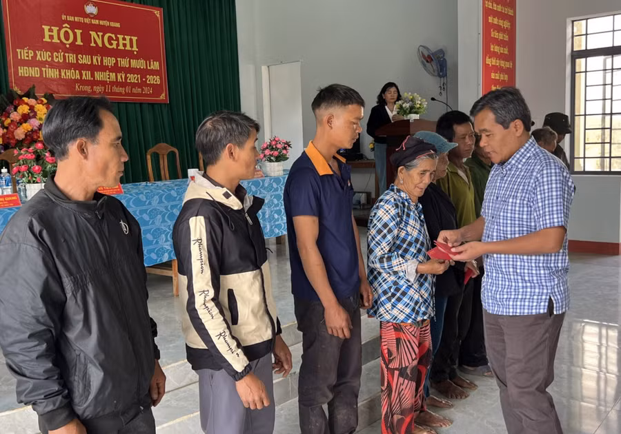 Bí thư Tỉnh ủy, Chủ tịch HĐND tỉnh Hồ Văn Niên tặng quà cho các hộ nghèo, gia đình chính sách xã Krong. Ảnh: Hồng Hạnh