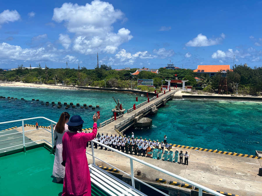 Đoàn công tác lưu luyến tạm biệt Trường Sa. Ảnh: D.H Đoàn công tác lưu luyến tạm biệt Trường Sa. Ảnh: D.H