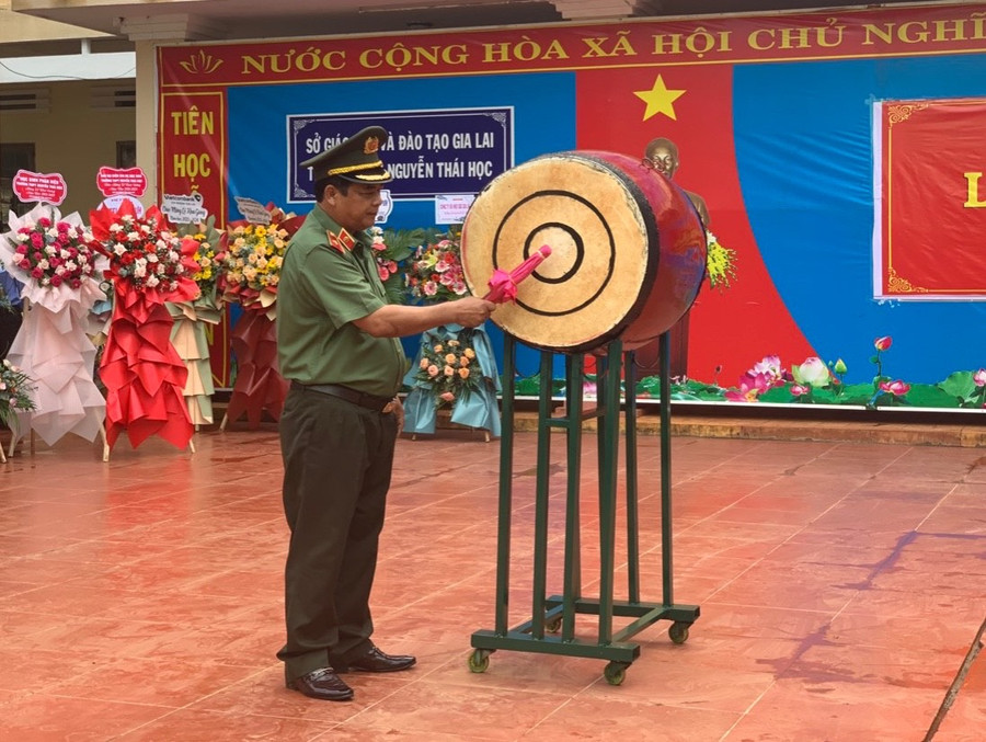 Thiếu tướng Rah Lan Lâm-Giám đốc Công an tỉnh đánh trống khai giảng năm học mới. Ảnh: R’Ô HOK Thiếu tướng Rah Lan Lâm-Giám đốc Công an tỉnh đánh trống khai giảng năm học mới. Ảnh: R’Ô HOK
