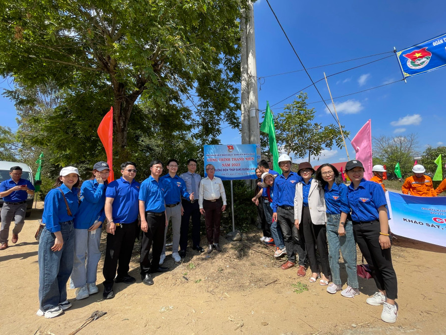 Đoàn công tác trao công trình thanh niên tại xã Yang Bắc (huyện Đak Pơ). Ảnh: Tuyết Mai