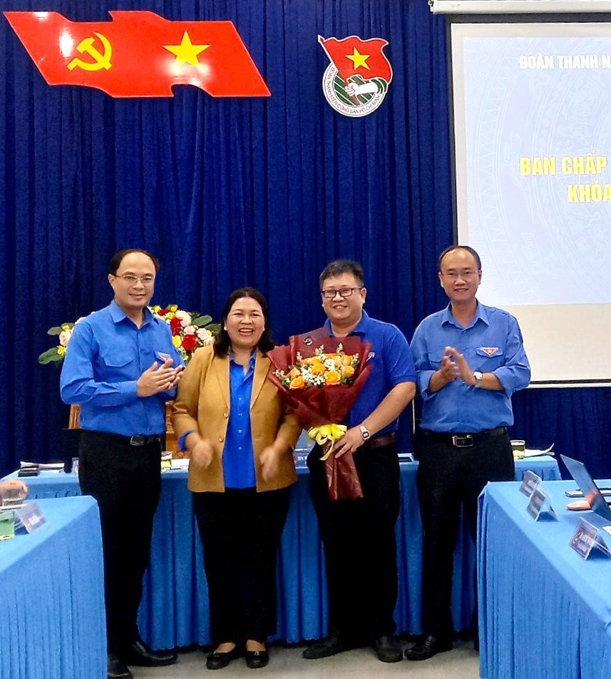 Anh Nguyễn Chí Hiếu-Ủy viên Ban Thường vụ, Trưởng ban Thanh-thiếu niên Trường học Tỉnh Đoàn được tín nhiệm bầu giữ chức Phó Bí thư Tỉnh Đoàn khóa XV. Ảnh: Hà Đức Thành Anh Nguyễn Chí Hiếu-Ủy viên Ban Thường vụ, Trưởng ban Thanh-thiếu niên Trường học Tỉnh Đoàn được tín nhiệm bầu giữ chức Phó Bí thư Tỉnh Đoàn khóa XV. Ảnh: Hà Đức Thành