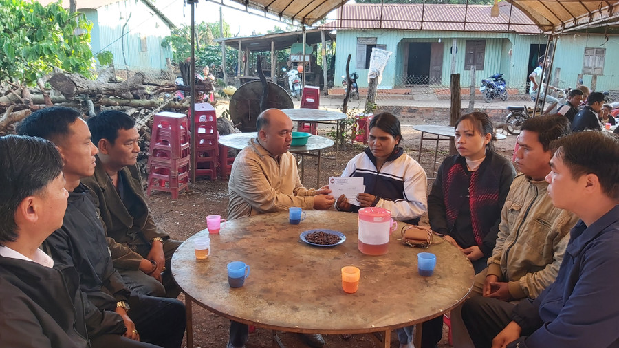 Ông Siu Trung-Phó Chủ tịch Ủy ban MTTQ Việt tỉnh (thứ 5 từ phải sang) trao hỗ trợ cho gia đình chị Siu H’len. Ảnh Ngọc Anh Ông Siu Trung-Phó Chủ tịch Ủy ban MTTQ Việt tỉnh (thứ 5 từ phải sang) trao hỗ trợ cho gia đình chị Siu H’len. Ảnh Ngọc Anh