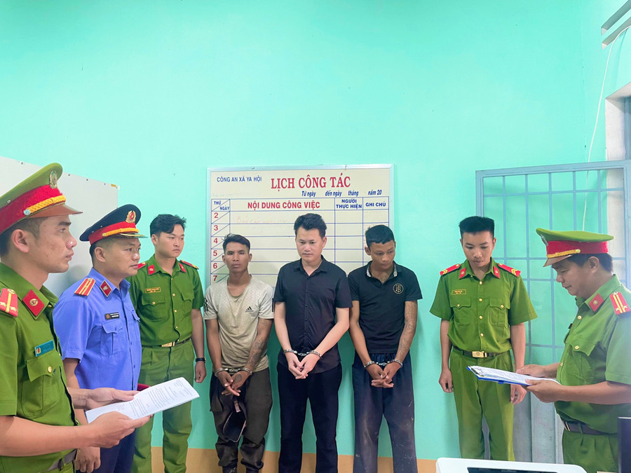 Cơ quan Cảnh sát Điều tra đọc lệnh bắt các bị can (lần lượt từ trái sang): Đinh Liêm, Lý Nguyên Long, Đinh Văn Thiêng. Ảnh: Tuyết Mai Cơ quan Cảnh sát Điều tra đọc lệnh bắt các bị can (lần lượt từ trái sang): Đinh Liêm, Lý Nguyên Long, Đinh Văn Thiêng. Ảnh: Tuyết Mai