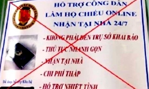 Tờ rơi quảng cáo dịch vụ làm hộ chiếu online do các đối tượng rải. Ảnh nguồn Công an nhân dân