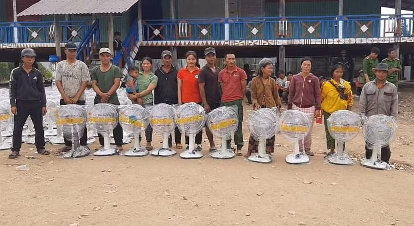 Đoàn công tác tặng quạt điện cho các hộ nghèo xã Ya Ma, huyện Kông Chro. Ảnh: H.N Đoàn công tác tặng quạt điện cho các hộ nghèo xã Ya Ma, huyện Kông Chro. Ảnh: H.N