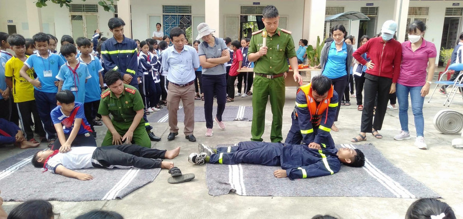 Các em học sinh thực hành sơ cấp cứu, kỹ năng cứu hộ cứu nạn. Ảnh: Mai Linh Các em học sinh thực hành sơ cấp cứu, kỹ năng cứu hộ cứu nạn. Ảnh: Mai Linh