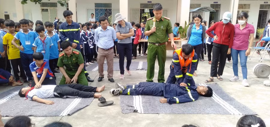 Các em học sinh thực hành sơ cấp cứu, kỹ năng cứu hộ cứu nạn. Ảnh: Mai Linh Các em học sinh thực hành sơ cấp cứu, kỹ năng cứu hộ cứu nạn. Ảnh: Mai Linh