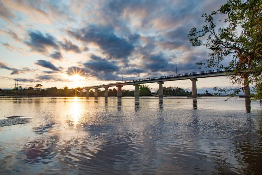 Cầu Bến Mộng (thị xã Ayun Pa). Ảnh: Văn Vũ Cầu Bến Mộng (thị xã Ayun Pa). Ảnh: Văn Vũ