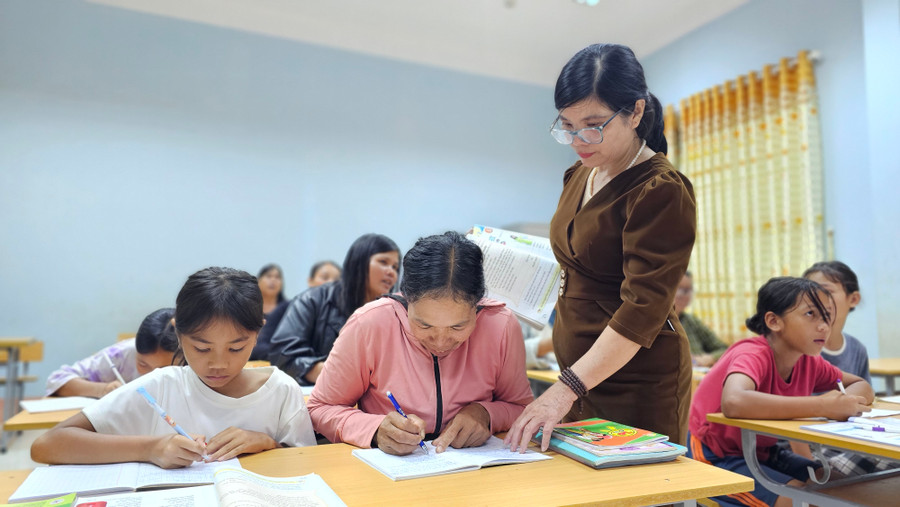 Các cô giáo tận tình chỉ dạy cho học viên trong mỗi buổi học.