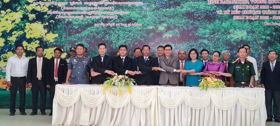 Lễ ký kết diễn ra có sự chứng kiến của lãnh đạo huyện Chư Prông và huyện Lumphat. Ảnh: Khánh Linh