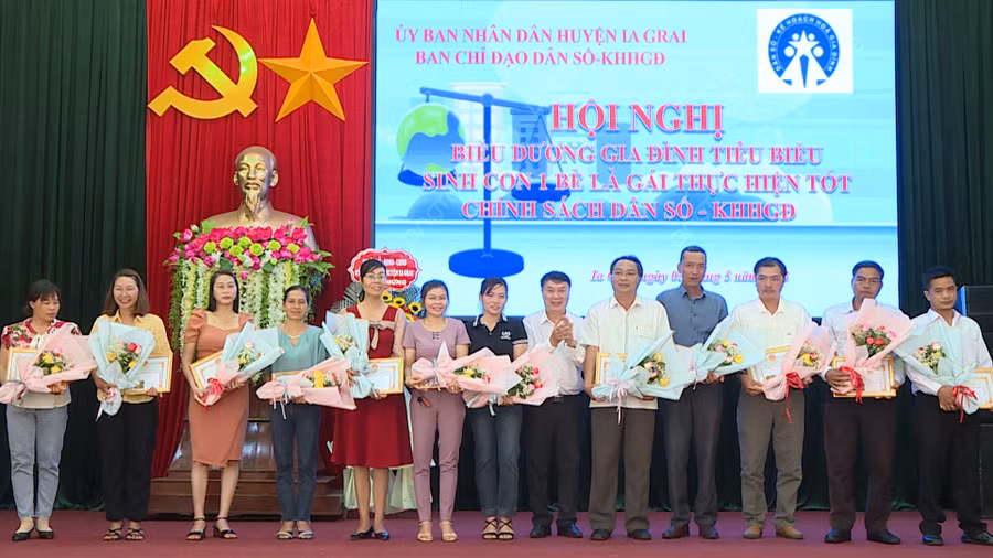 Các gia đình sinh con một bề là gái tiêu biểu được tặng giấy khen tại hội nghị. Ảnh: Phương Lộc