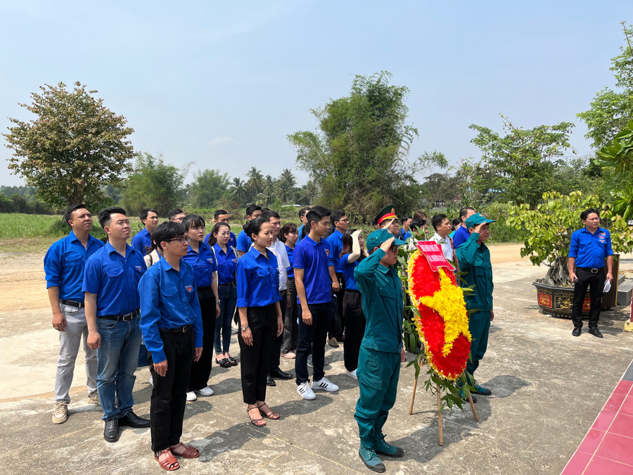 Đoàn viên các đơn vị dâng hoa trước Đền tưởng niệm Liệt sĩ Tú Thủy (xã Tú An, thị xã An Khê). Ảnh: Phương Vi Đoàn viên các đơn vị dâng hoa trước Đền tưởng niệm Liệt sĩ Tú Thủy (xã Tú An, thị xã An Khê). Ảnh: Phương Vi