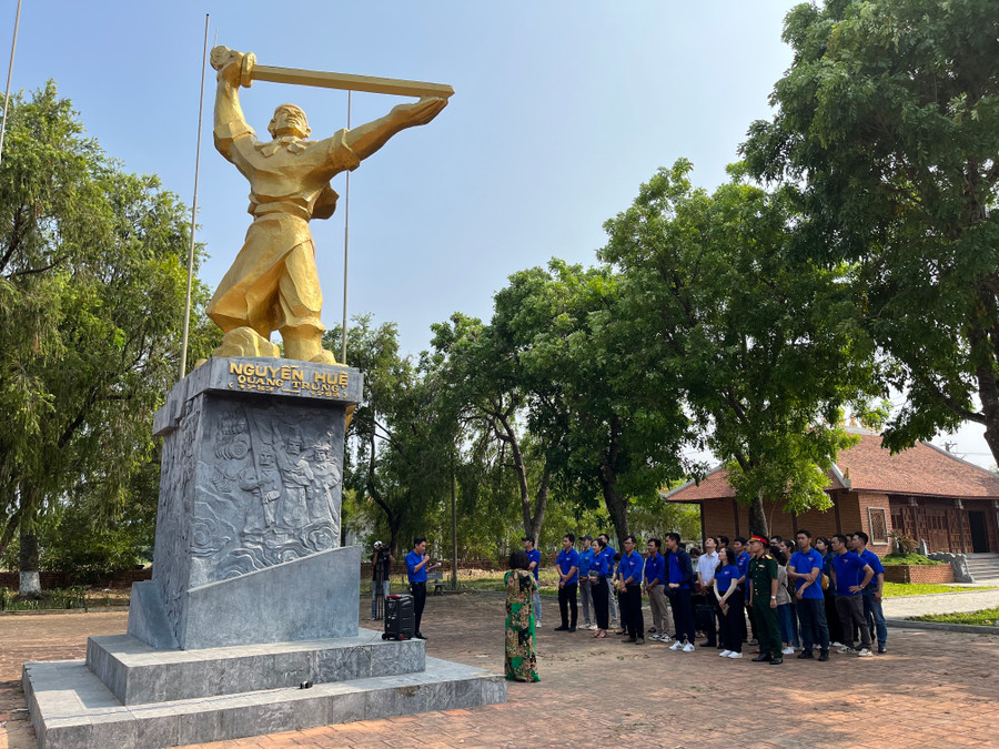 Các đoàn viên được nghe thuyết minh viên kể về lịch sử hào hùng, những chiến công hiển hách của vị vua áo vải cờ đào Quang Trung. Ảnh: Phương Vi Các đoàn viên được nghe thuyết minh viên kể về lịch sử hào hùng, những chiến công hiển hách của vị vua áo vải cờ đào Quang Trung. Ảnh: Phương Vi