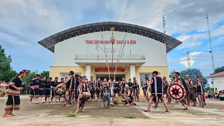 Các đội thi trình diễn các tiết mục cồng chiêng đặc sắc. Ảnh: Bá Bính