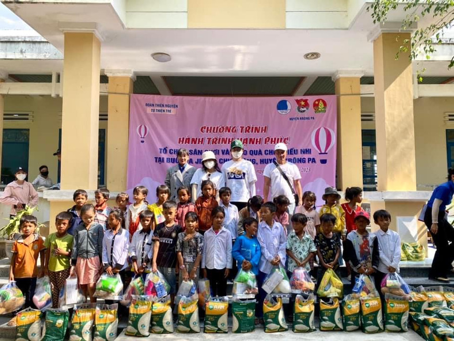 Đoàn từ thiện tặng quà cho các em học sinh Trường Tiểu học Trần Quốc Tuấn (xã Chư Drăng). Ảnh: Nguyễn Chi