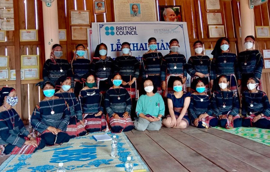 Các thành viên lớp truyền dạy nghề dệt thổ cẩm tại xã Kông Lơng Khơng trong ngày khai giảng. Ảnh: Phương Duyên Các thành viên lớp truyền dạy nghề dệt thổ cẩm tại xã Kông Lơng Khơng trong ngày khai giảng. Ảnh: Phương Duyên