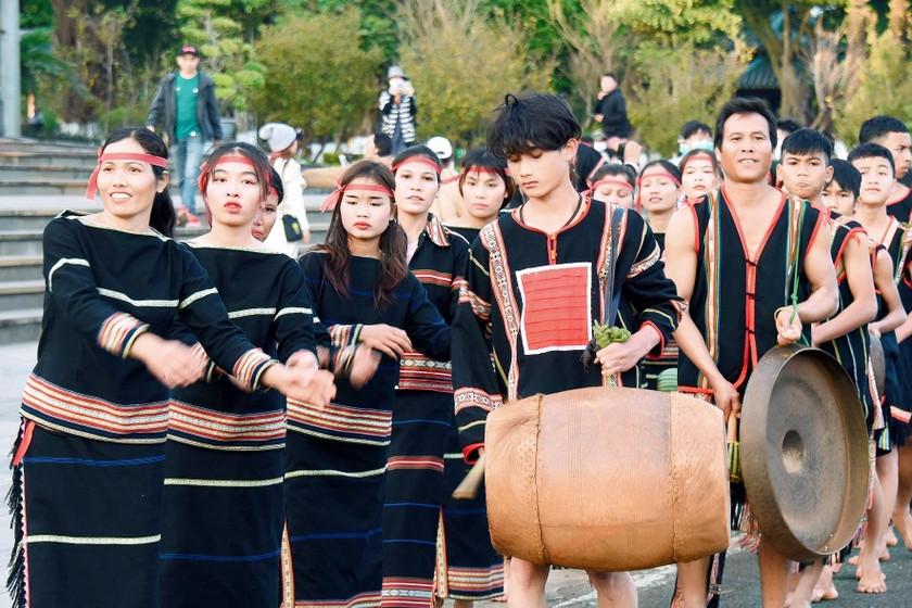 Các nghệ nhân tham gia biểu diễn cồng chiêng đường phố. Ảnh: Đức Thụy