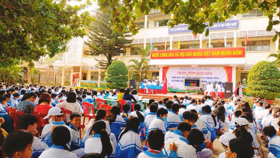 Đông đảo học sinh Trường THCS Tôn Đức Thắng (TP. Pleiku) tham gia buổi ngoại khóa. Ảnh ĐVCC