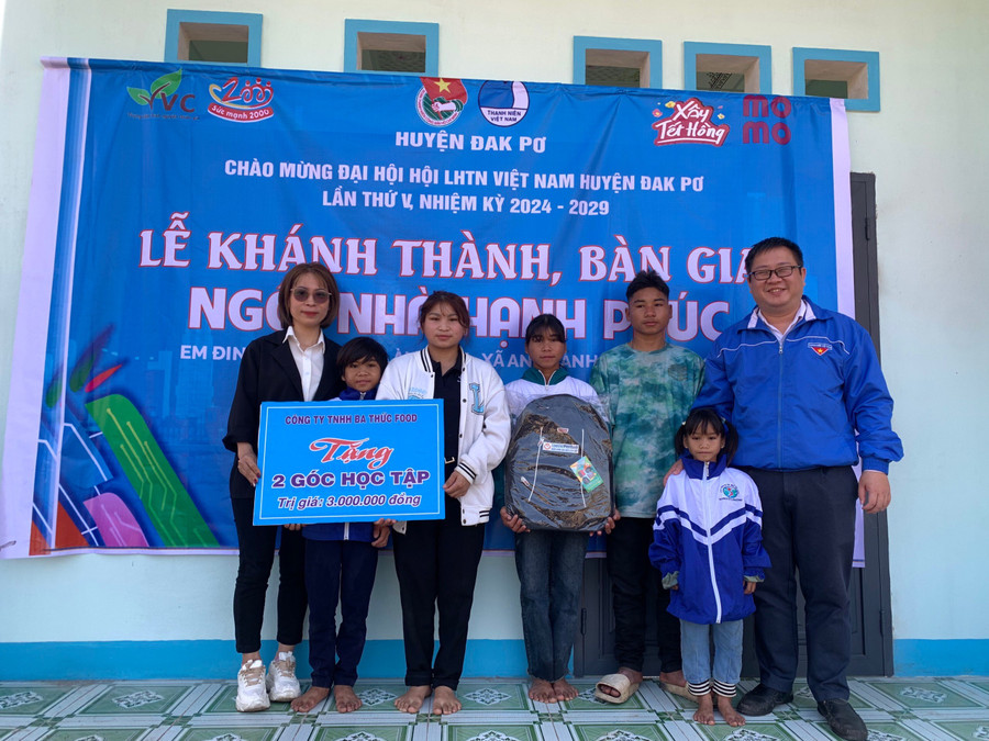 Các đơn vị trao quà cho 5 chị em. Ảnh: Lan Anh Các đơn vị trao quà cho 5 chị em. Ảnh: Lan Anh