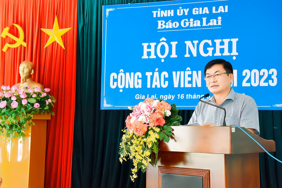 Tổng Biên tập Báo Gia Lai Huỳnh Kiên phát biểu tại hội nghị. Ảnh: Đức Thụy