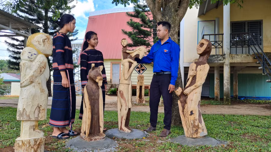 Vườn tượng gỗ Bahnar, Jrai được lắp đặt tại nhà sinh hoạt cộng đồng làng Ia Nueng (xã Biển Hồ). Ảnh: Bá Bính