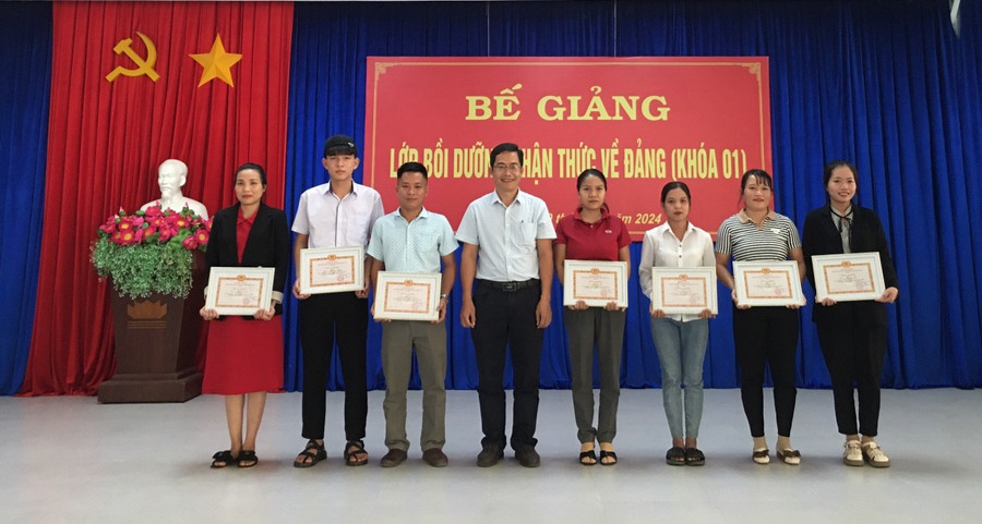 Ban tổ chức lớp học khen thưởng các học viên đạt thành tích xuất sắc. Ảnh: Huỳnh Thúy Ban tổ chức lớp học khen thưởng các học viên đạt thành tích xuất sắc. Ảnh: Huỳnh Thúy