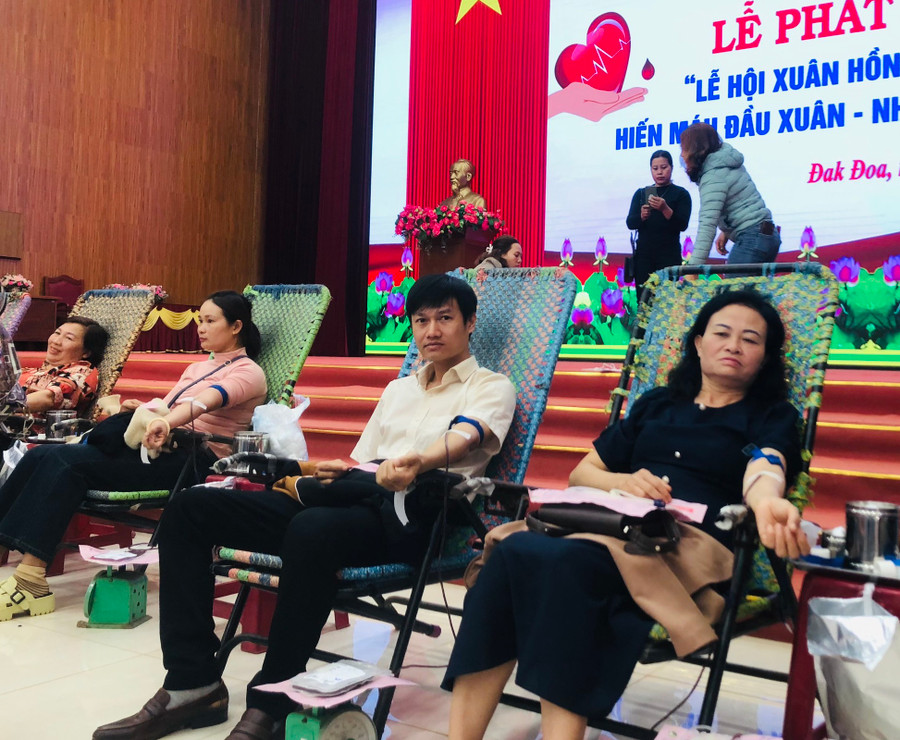 Đông đảo tầng lớp nhân dân huyện Đak Đoa tham gia hiến máu tại lễ phát động. Ảnh: Hồng Ngọc Đông đảo tầng lớp nhân dân huyện Đak Đoa tham gia hiến máu tại lễ phát động. Ảnh: Hồng Ngọc