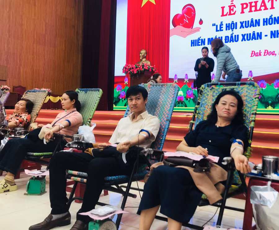 Đông đảo tầng lớp nhân dân huyện Đak Đoa tham gia hiến máu tại lễ phát động. Ảnh: Hồng Ngọc