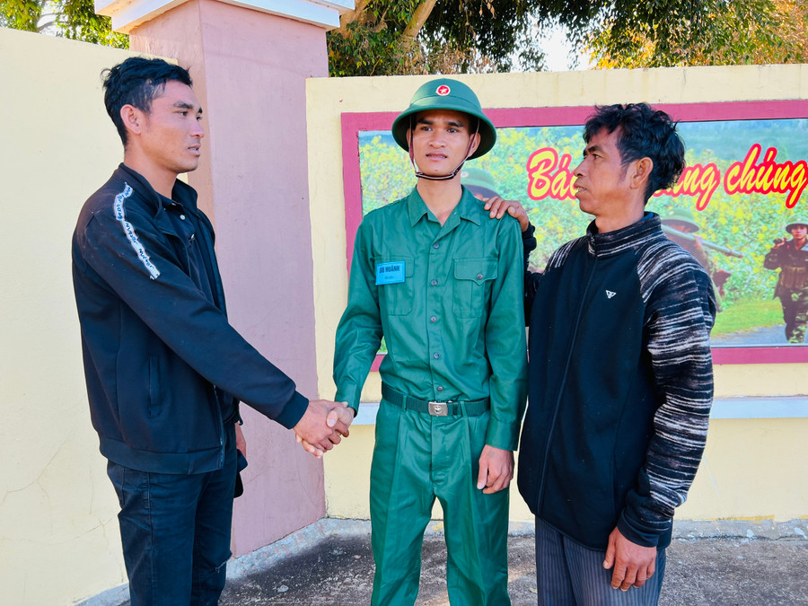 Gia đình động viên tân binh Siu Huânh (ở giữa) yên tâm lên đường nhập ngũ. Ảnh: Phan Lài