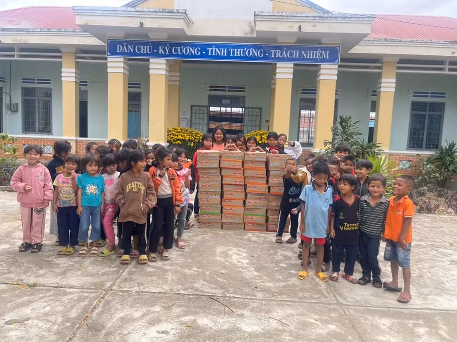 Đoàn công tác tặng mì tôm cho học sinh nghèo, khó khăn của Trường Phổ thông dân tộc bán trú Tiểu học và THCS Đak Kơ Ning (xã Đak Kơ Ning, huyện Kông Chro). Ảnh: Hồng Ngọc