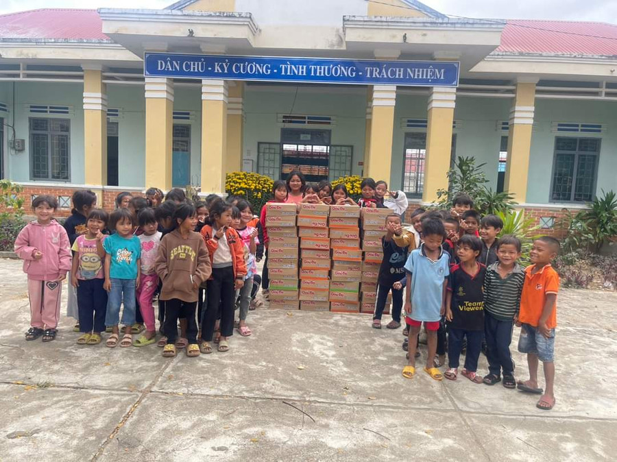 Đoàn công tác tặng mì tôm cho học sinh nghèo, khó khăn của Trường Phổ thông dân tộc bán trú Tiểu học và THCS Đak Kơ Ning (xã Đak Kơ Ning, huyện Kông Chro). Ảnh: Hồng Ngọc