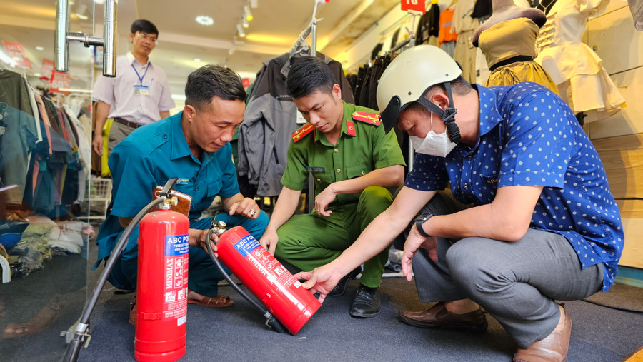 Đoàn kiểm tra thực tế phương tiện PCCC tại cơ sở kinh doanh trên địa bàn phường Hội Thương (TP. Pleiku). Ảnh: Bá Bính