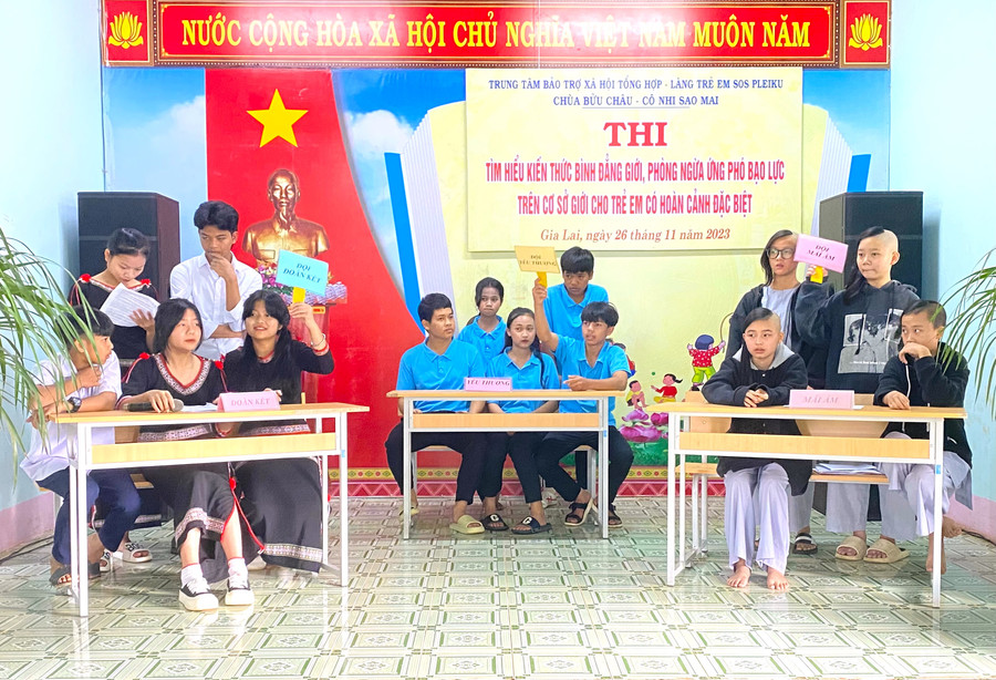 Các em tham gia thi trắc nghiệm tìm hiểu kiến thức về bình đẳng giới. Ảnh: Hà Đức Thành