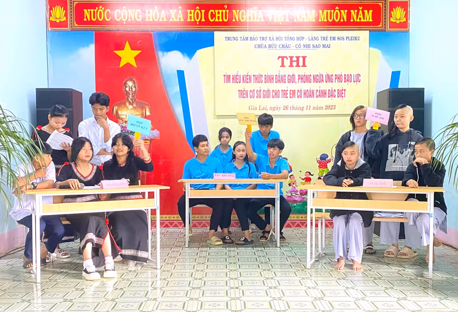 Các em tham gia thi trắc nghiệm tìm hiểu kiến thức về bình đẳng giới. Ảnh: Hà Đức Thành