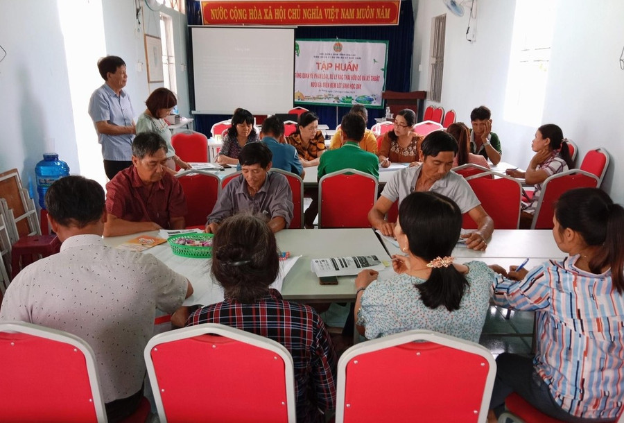 Quang cảnh hội nghị tập huấn nuôi gà trên đệm lót sinh học dày. Ảnh: Ngọc Anh Quang cảnh hội nghị tập huấn nuôi gà trên đệm lót sinh học dày. Ảnh: Ngọc Anh